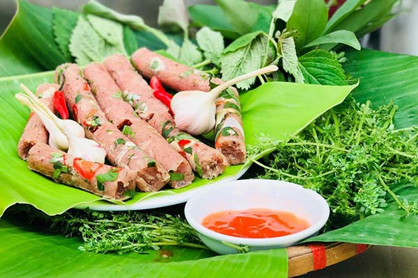 Nem chua là một món ăn dân dã của người Việt Nam - Ảnh minh họa