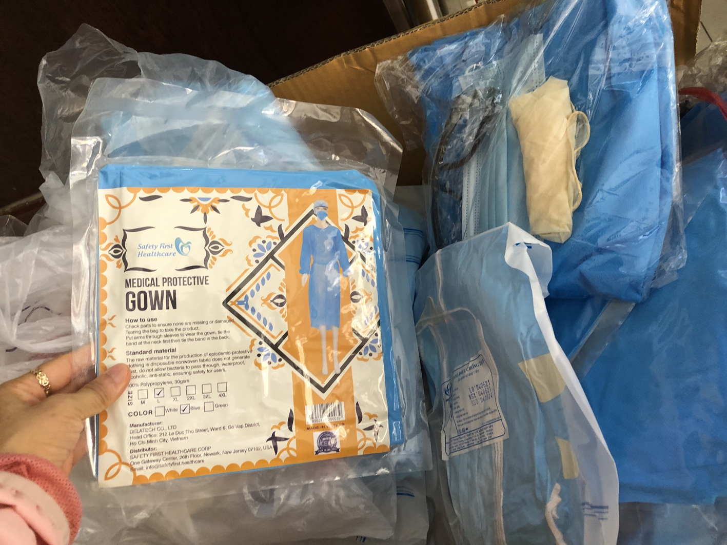 Nhiều cơ sở nhỏ đua nhau may trang phục bảo hộ y tế rồi bán ra thị trường dù không có giấy chứng nhận đạt chuẩn