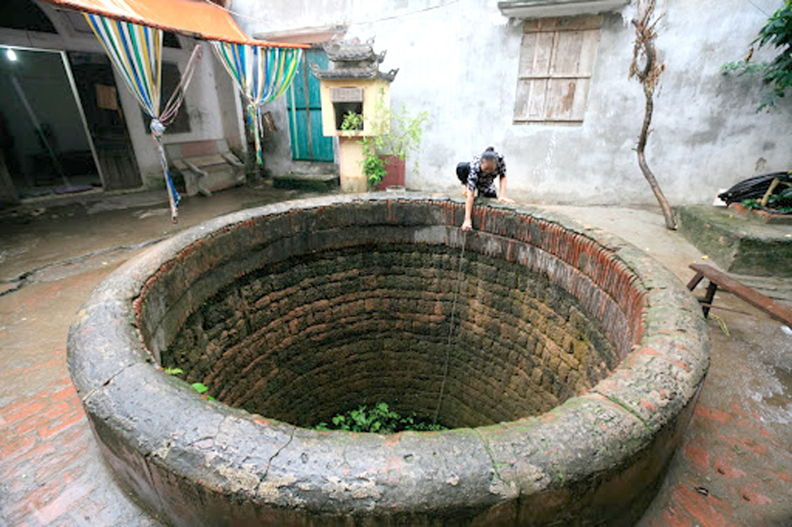 Giếng đá ong luôn cho dòng nước mát lạnh giữa ngày hè