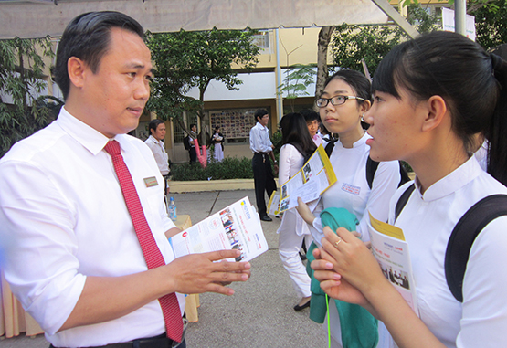 ThS Phạm Doãn Nguyên chia sẻ cùng thí sinh