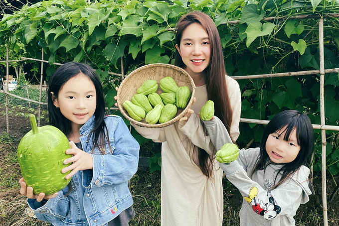 Minh Hà và con gái thu hoạch su su. Chị nói không giỏi trồng nhưng giỏi khoe thành quả của ông xã.