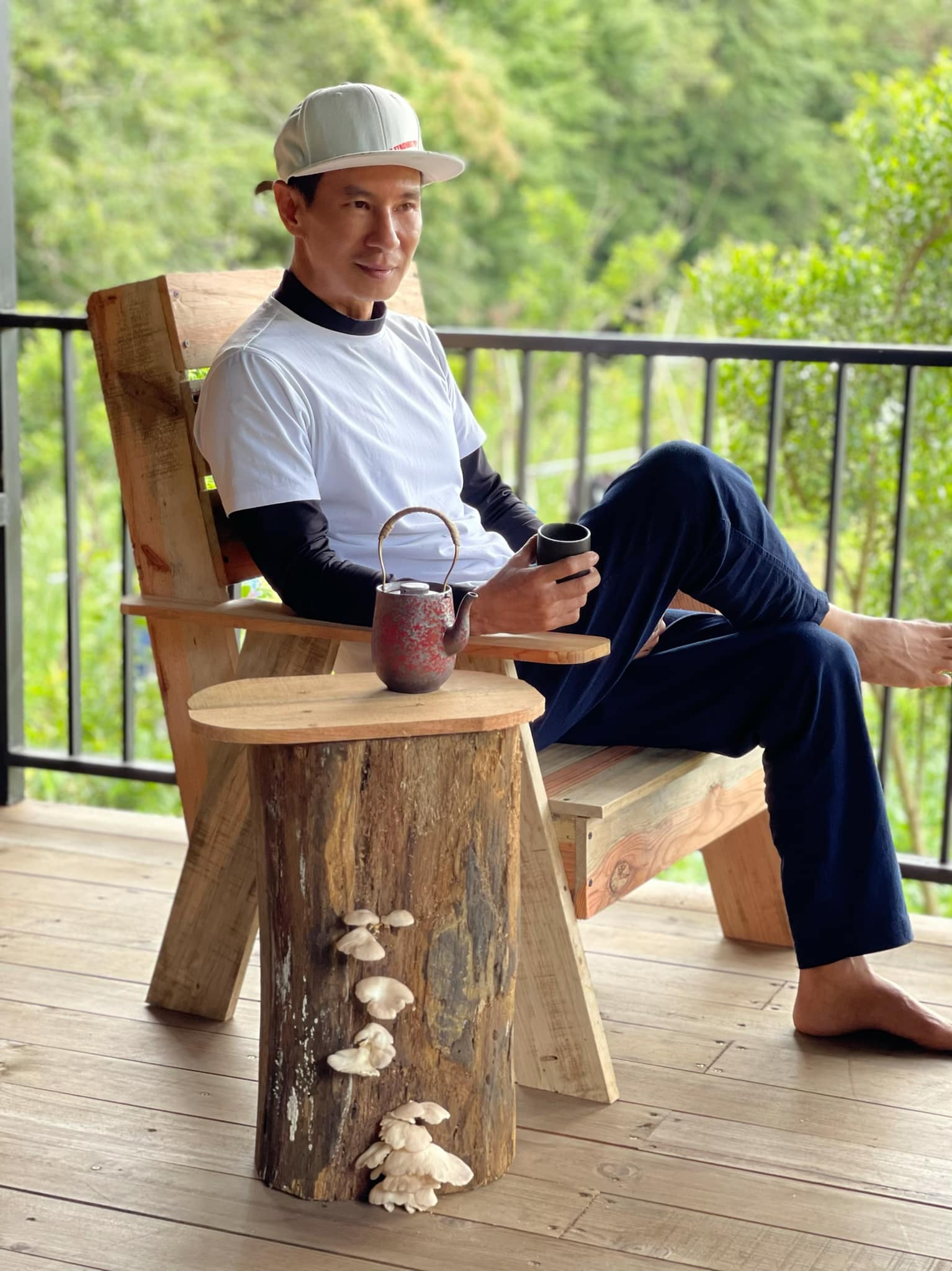 Lý Hải ngồi uống trà trên bộ bàn ghế anh tự đóng