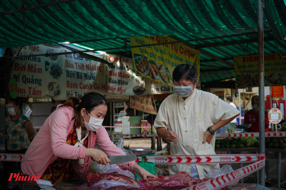 ng Nguyễn Trí Dũng - Chủ tịch UBND quận Gò Vấp, cho biết: “Trong đợt dịch này, mô hình của chợ Hạnh Thông Tây sẽ tiếp tục được mở rộng, ở những chợ nào đủ điều kiện hoạt động, tùy đặc thù từng chợ mà sẽ có cách bố trí cho phù hợp. Quan trọng nhất lúc này là đảm bảo đúng giãn cách, sự thông thoáng cho người dân và tiểu thương kinh doanh”. Tại các chợ, ông Nguyễn Thành Phong hỏi thăm tình hình mua bán của tiểu thương, qua đó căn dặn tiểu thương tự bảo vệ sức khỏe, để tiếp tục được kinh doanh.