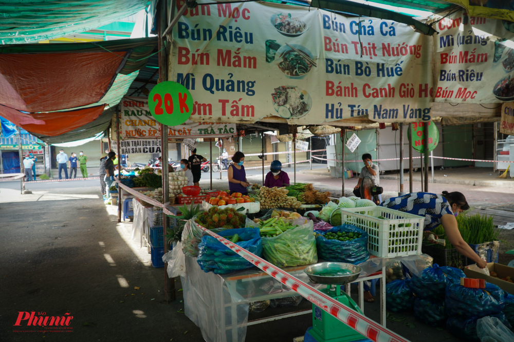 Đại diện chợ Bình Thới cho biết, thời gian nhận hàng của tiểu thương từ 4-5g sáng, người dân sẽ đi chợ trong khoảng thời gian từ 5-11g trưa, sau đó tiểu thương dọn hàng và khử khuẩn toàn bộ chợ. Hiện tại, chợ Bình Thới đã kết nối với Sở Công thương, tiến hành thực hiện mô hình đặt lịch đi chợ online qua tổng đài của BQL chợ, dựa trên dữ liệu hơn 14.000 người đã đăng ký thẻ tại chợ, dự kiến thứ 2 sẽ cho bắt đầu thực hiện. Tại chợ Hạnh Thông Tây (quận Gò Vấp), ông Nguyễn Thành Phong đã yêu cầu Lãnh đạo quận phải nghiên cứu, cấp thẻ cho người dân ra vào chợ đặt biệt là phải chú ý đến giá cả bình ổn cho người dân Ông Nguyễn Trí Dũng - Chủ tịch UBND quận Gò Vấp, cho biết: “Trong đợt dịch này, mô hình của chợ Hạnh Thông Tây sẽ tiếp tục được mở rộng, ở những chợ nào đủ điều kiện hoạt động, tùy đặc thù từng chợ mà sẽ có cách bố trí cho phù hợp. Quan trọng nhất lúc này là đảm bảo đúng giãn cách, sự thông thoáng cho người dân và tiểu thương kinh doanh”. Tại các chợ, ông Nguyễn Thành Phong hỏi thăm tình hình mua bán của tiểu thương, qua đó căn dặn tiểu thương tự bảo vệ sức khỏe, để tiếp tục được kinh doanh.