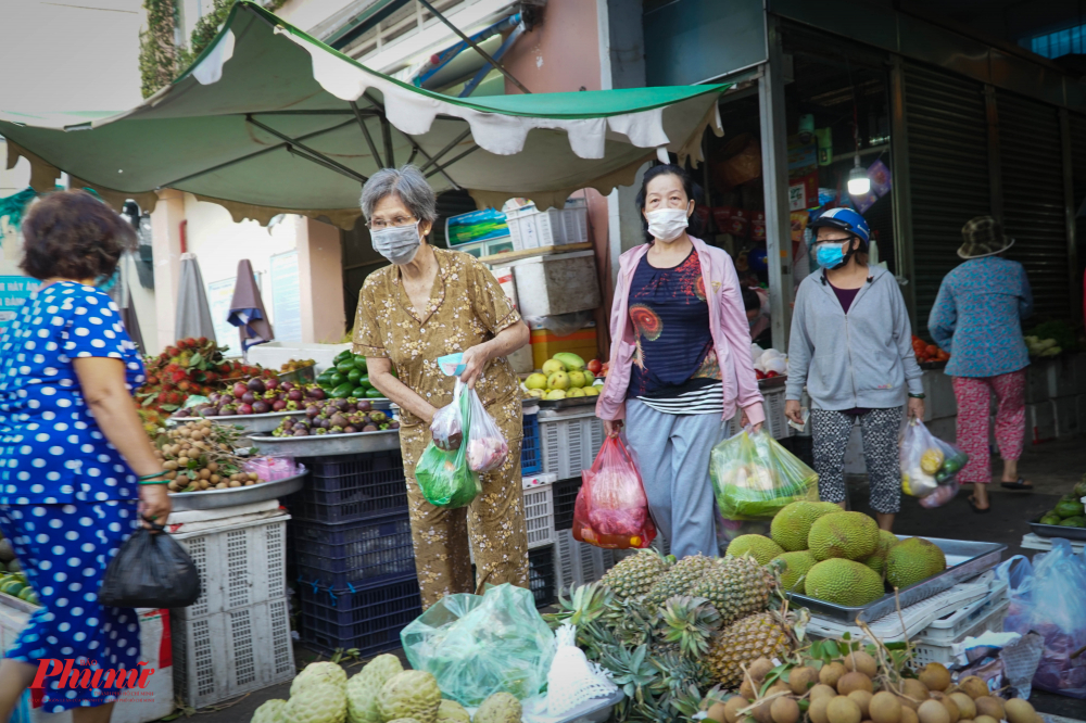 Theo đại diện chợ Bình Thới, cho biết, thời gian nhận hàng của tiểu thương từ 4-5g sáng, người dân sẽ đi chợ trong khoảng thời gian từ 5-11g trưa, sau đó tiểu thương dọn hàng và khử khuẩn toàn bộ chợ. Hiện tại, chợ Bình Thới đã kết nối với Sở Công thương, tiến hành thực hiện mô hình đặt lịch đi chợ online qua tổng đài của BQL chợ, dựa trên dữ liệu hơn 14.000 người đã đăng ký thẻ tại chợ, dự kiến thứ 2 sẽ cho bắt đầu thực hiện.