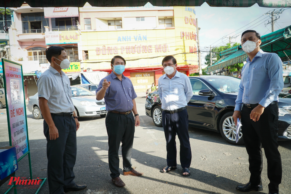 Sáng 18/7, ông Nguyễn Thanh Phong – Chủ tịch UBND TPHCM dẫn đầu đoàn công tác đến kiểm tra các chợ đang hoạt động trên địa bàn TPHCM. Tại chợ Bình Thới (Quận 11), ông Nguyễn Thành Phong – Chủ tịch UBND TPHCM, yêu cầu: “Cố gắng từng thời điểm nên hạn chế bớt người vào chợ chứ không , bên cạnh đó, cần phải lắp đặt quạt thông gió để thôgn thoáng không khí trong nhà lồng chợ.” Ông Nguyễn Thành Phong yêu cầu, cách 4,5 ngày, chợ phải có đợt kiểm tra ngẫu nhiên để kiểm soát dịch bệnh tốt hơn. Đại diện chợ Bình Thới cho biết, thời gian nhận hàng của tiểu thương từ 4-5g sáng, người dân sẽ đi chợ trong khoảng thời gian từ 5-11g trưa, sau đó tiểu thương dọn hàng và khử khuẩn toàn bộ chợ. Hiện tại, chợ Bình Thới đã kết nối với Sở Công thương, tiến hành thực hiện mô hình đặt lịch đi chợ online qua tổng đài của BQL chợ, dựa trên dữ liệu hơn 14.000 người đã đăng ký thẻ tại chợ, dự kiến thứ 2 sẽ cho bắt đầu thực hiện. Tại chợ Hạnh Thông Tây (quận Gò Vấp), ông Nguyễn Thành Phong đã yêu cầu Lãnh đạo quận phải nghiên cứu, cấp thẻ cho người dân ra vào chợ đặt biệt là phải chú ý đến giá cả bình ổn cho người dân Ông Nguyễn Trí Dũng - Chủ tịch UBND quận Gò Vấp, cho biết: “Trong đợt dịch này, mô hình của chợ Hạnh Thông Tây sẽ tiếp tục được mở rộng, ở những chợ nào đủ điều kiện hoạt động, tùy đặc thù từng chợ mà sẽ có cách bố trí cho phù hợp. Quan trọng nhất lúc này là đảm bảo đúng giãn cách, sự thông thoáng cho người dân và tiểu thương kinh doanh”. Tại các chợ, ông Nguyễn Thành Phong hỏi thăm tình hình mua bán của tiểu thương, qua đó căn dặn tiểu thương tự bảo vệ sức khỏe, để tiếp tục được kinh doanh.
