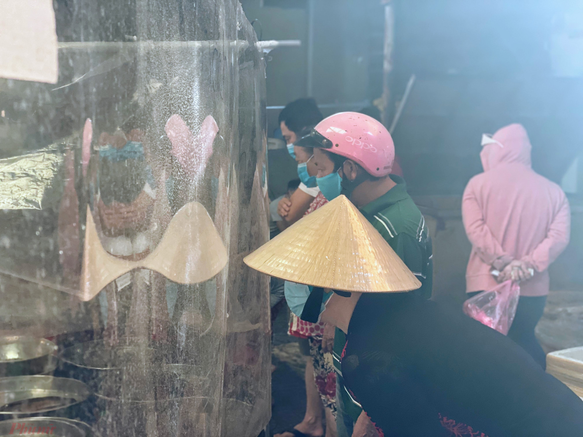 Theo quan sát của phóng viên, tại khu vực chợ Ngã Ba Bầu, sáng nay lượng hàng khá dồi dào, do rơi vào sáng cuối tuần