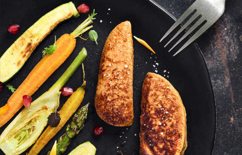 Trong một bức ảnh không ghi ngày tháng của Romain Buisson, qua Gourmey, gan ngỗng được sản xuất từ các tế bào nuôi cấy, thay vì gan của vịt hoặc ngỗng đã được vỗ béo. Gourmey, một công ty khởi nghiệp có trụ sở tại Paris, đã nhận được thêm 10 triệu đô la tài trợ hạt giống trong tháng này. Công ty hy vọng sẽ tìm được thị trường tại Hoa Kỳ trong bối cảnh lo ngại về hành vi tàn ác với động vật ngày càng tăng. (Romain Buisson, qua Gourmey qua The New York Times)