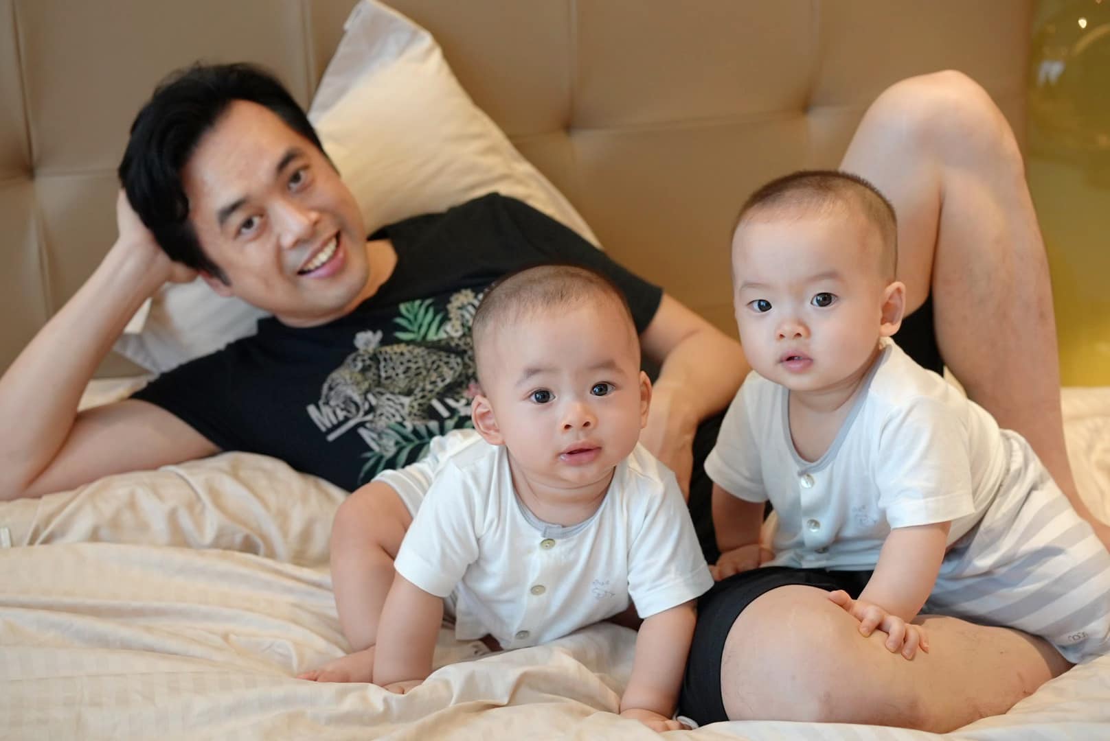 Dương Khắc Linh chơi cùng con, chăm con khéo không kém vợ