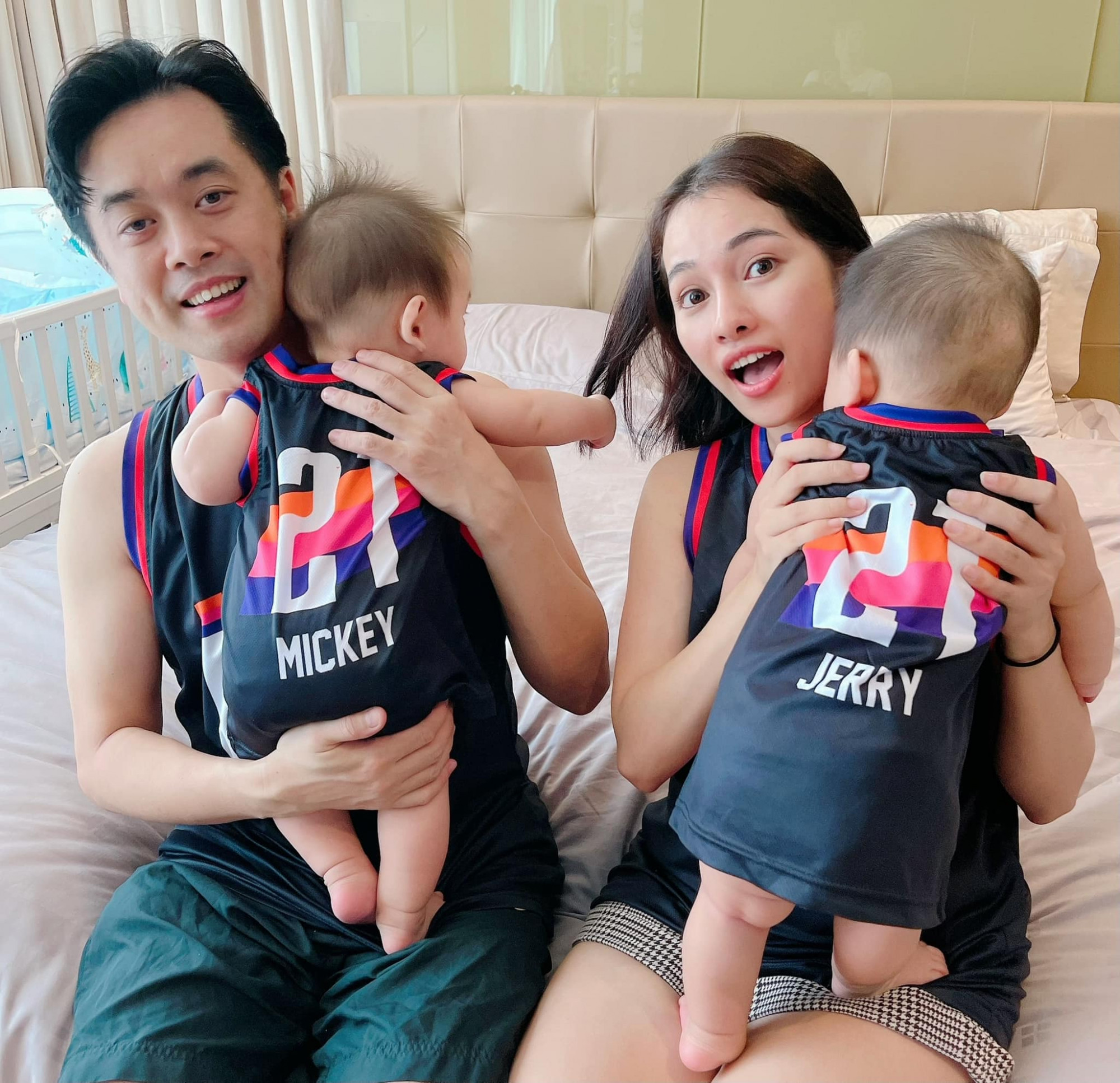 Cả gia đình mặc đồ giống nhau chụp ảnh kỷ niệm tại gia trong những ngày giãn cách xã hội