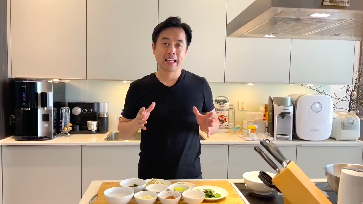 Dương Khắc Linh vào bếp nấu ăn chiêu đãi gia đình