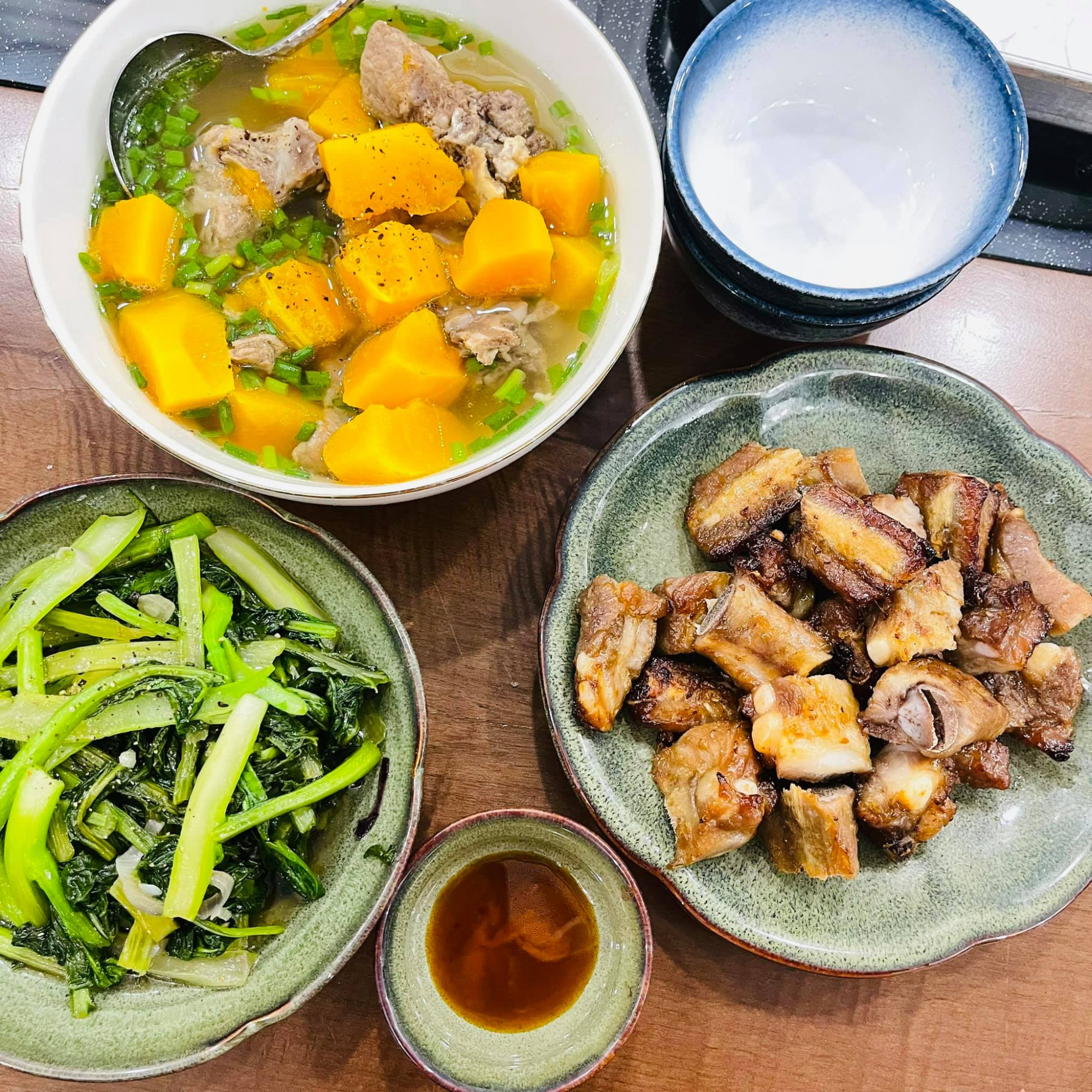 Một bữa cơm do Hồ Bích Trâm