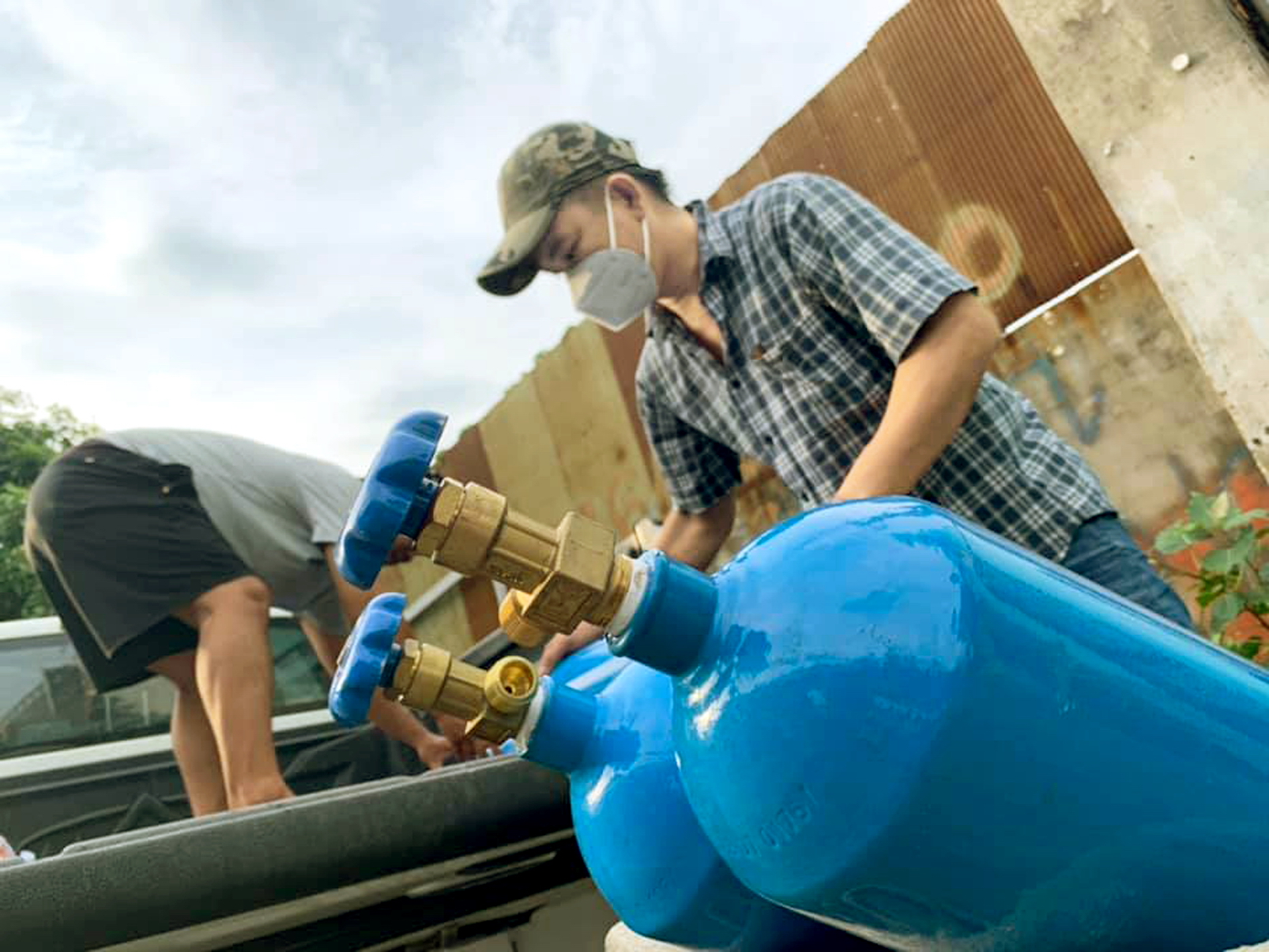 Giá các phụ kiện ô-xy (van đồng hồ, dây dẫn, mặt nạ thở) tại TP.HCM hiện tăng rất cao - ẢNH: PHẠM NGHĨA