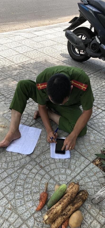 Giữa cái nắng 40 độ, thượng úy Nguyễn Thanh Lam đang dò lại số điện thoại của những hộ dân chưa ra nhận rau củ - Ảnh nhân vật cung cấp