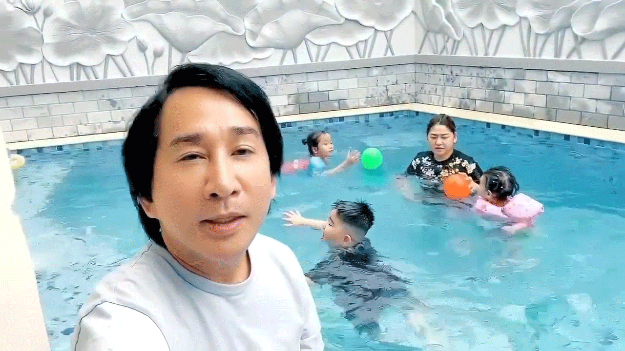 Anh phụ con gái trông chừng cháu ngoại và 2 con trai của anh bơi lội trong khuôn viên nhà