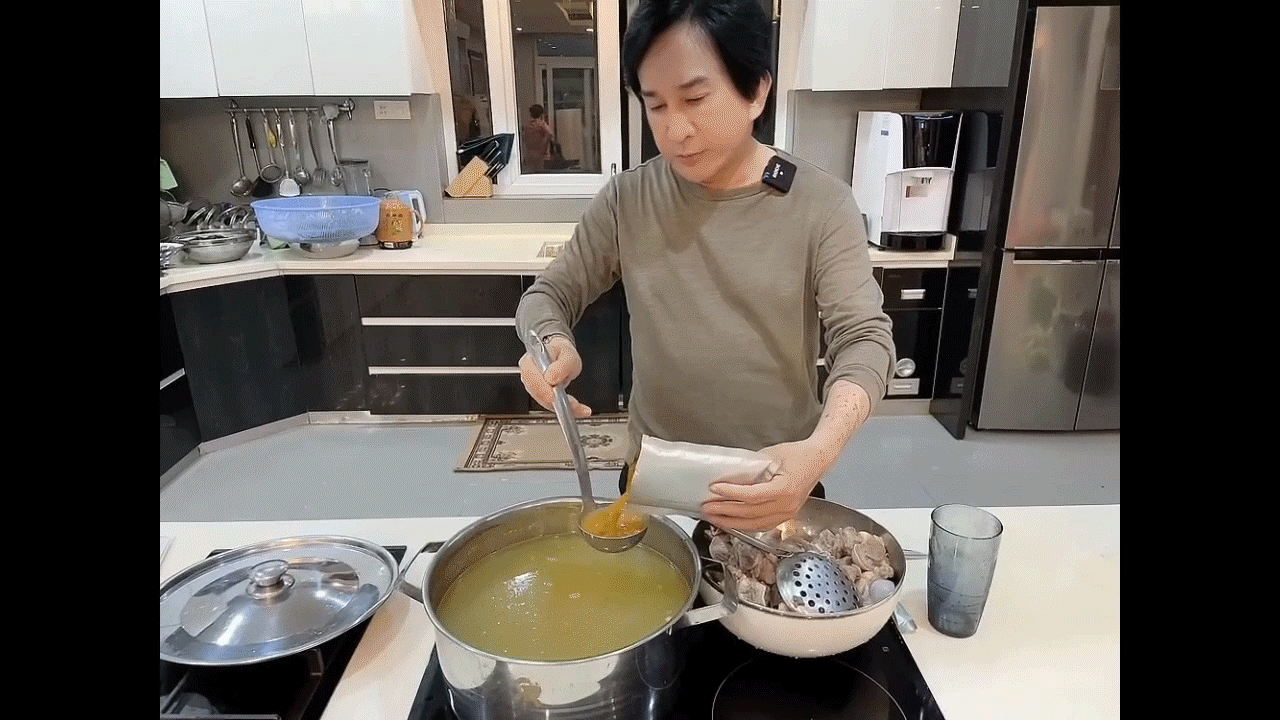 Anh vào bếp nấu ăn cho cả gia đình