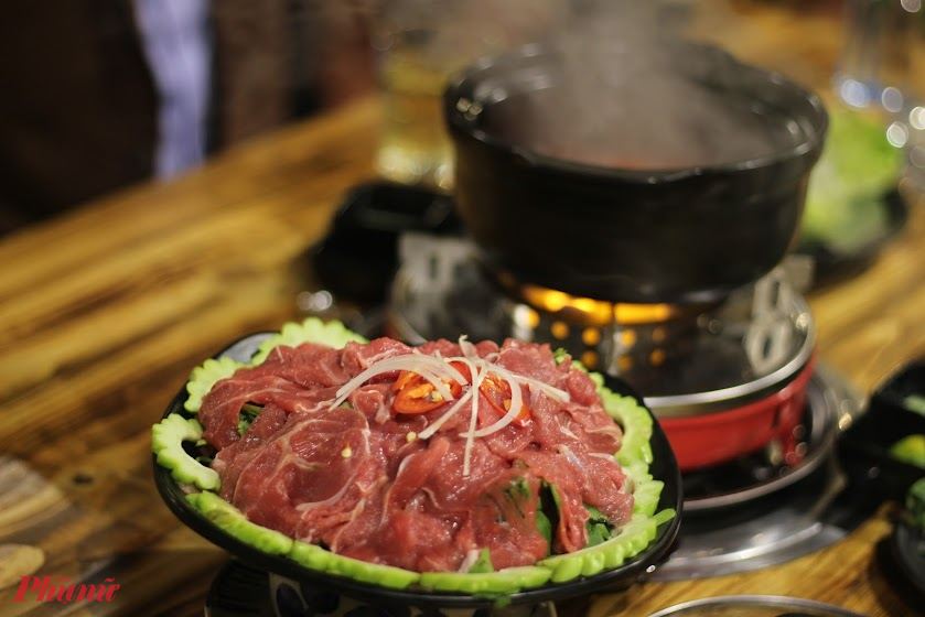 Bò nhúng ớt có vị chua, cay, mặn, đắng.