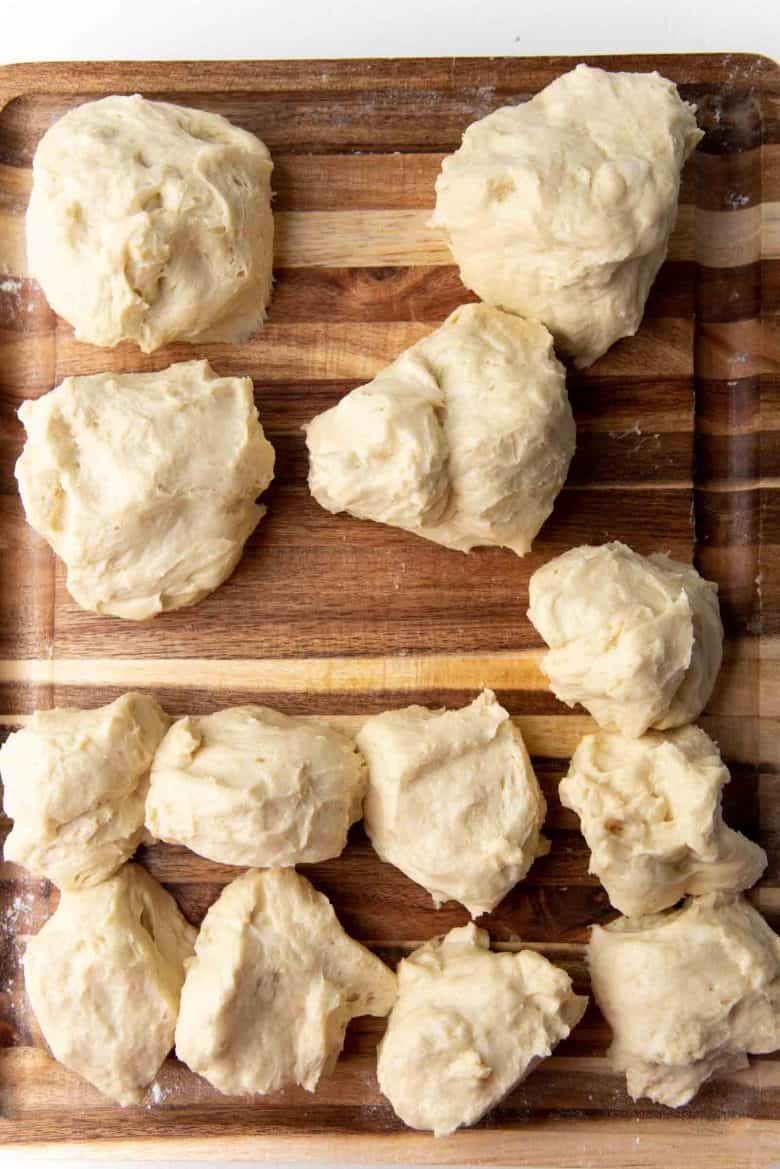 Cho men, đường, sữa, trứng, bơ tan chảy và muối vào máy xay sinh tố và trộn đều. Đổ vào bột và trộn cho đến khi tạo thành bột. Bột nhào; để yên trong 40 phút. Bôi mỡ và bột vào khay nướng. Cán bột thành những viên nhỏ rồi đặt lên khay. Đánh với hỗn hợp lòng đỏ trứng và sữa.