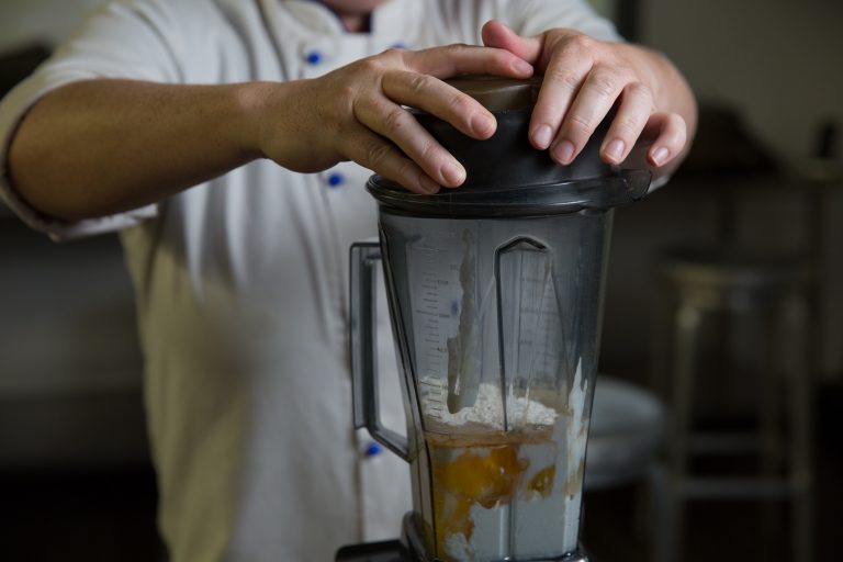 250 gram bột mì + 3 quả trứng + 150 gram đường (bạn có thể cho lượng đường từ 50-200 gram) + 2 gram men nở + 2 muỗng canh dầu ôliu/bơ lạt + 150 ml sữa tươi + 150 ml nước lọc (hoặc 300 ml nước lọc) + 1 ít muối.