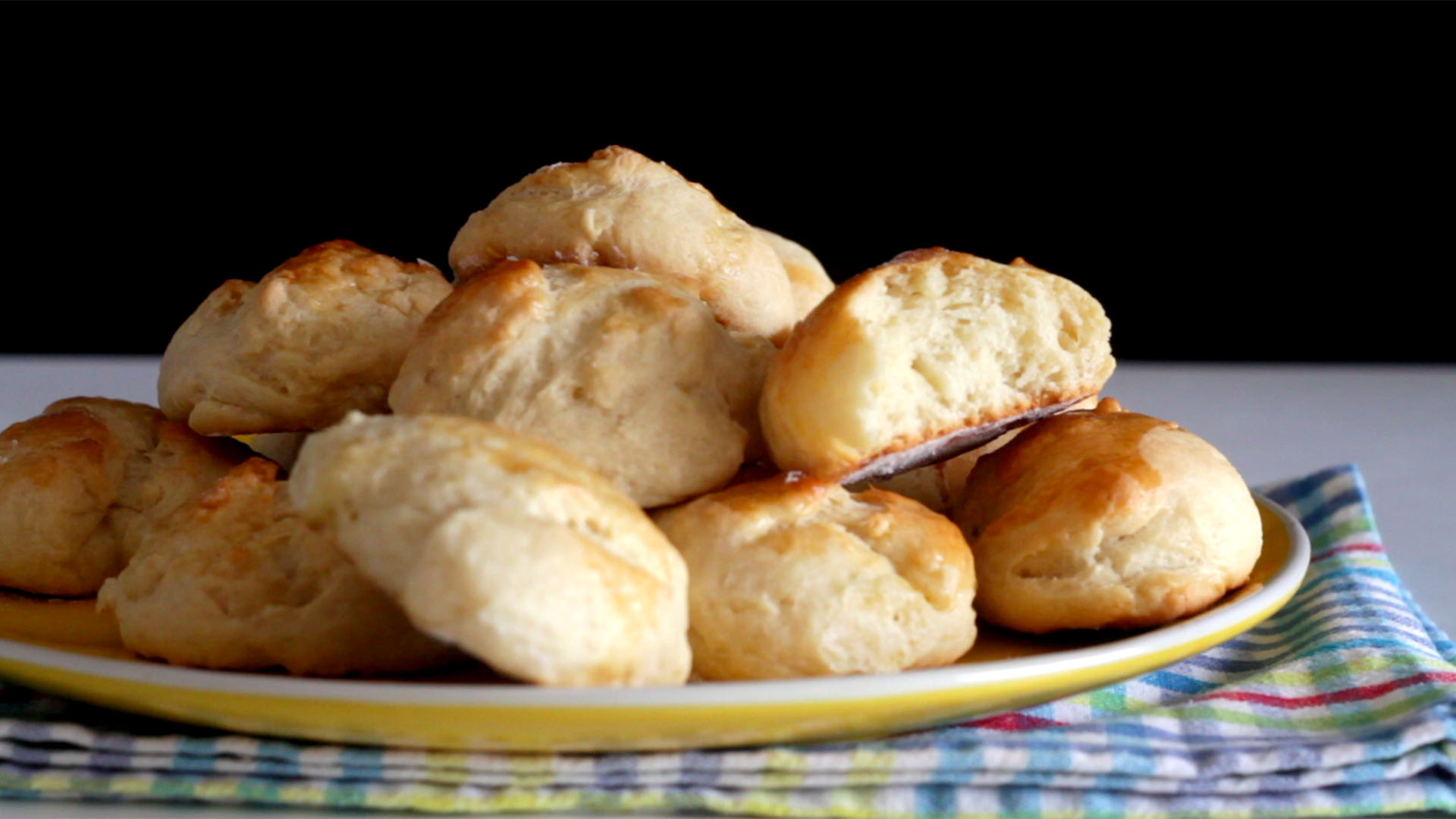 Nguyên liệu: 2 thìa cà phê men khô 1/2 chén đường 1 1/2 cốc sữa ấm 1 quả trứng 7 muỗng canh bơ nấu chảy Chút muối 7 muỗng canh bơ nấu chảy Chút muối 17 1/2 ounce bột mì 1 lòng đỏ