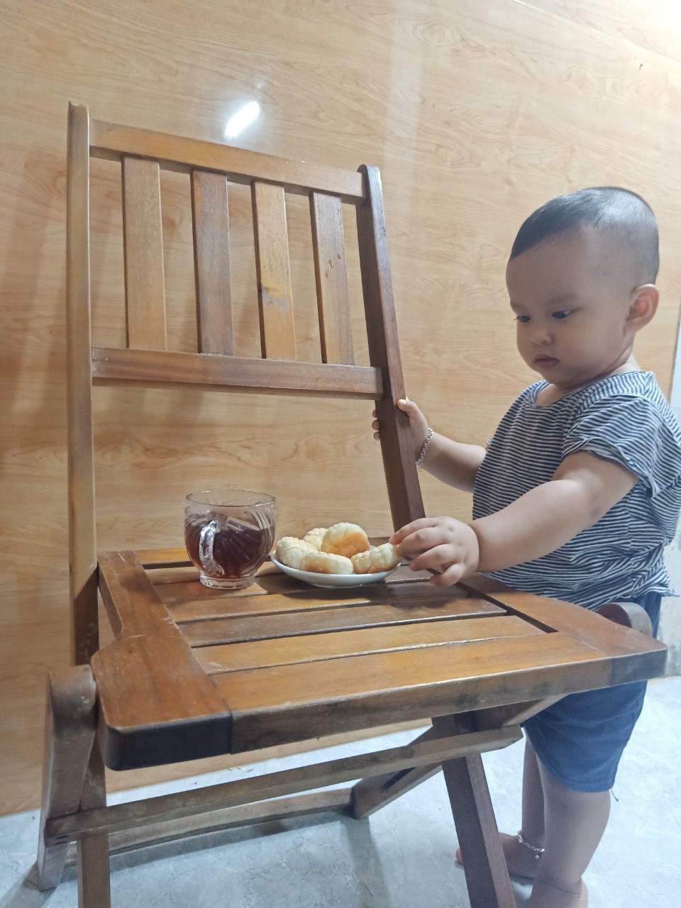 Đây là mẻ bánh thứ hai mà chị Hà làm cho con trong dịp trung thu này. Win tỏ ra thích thú, mỗi lần ăn hết mấy cái liền.