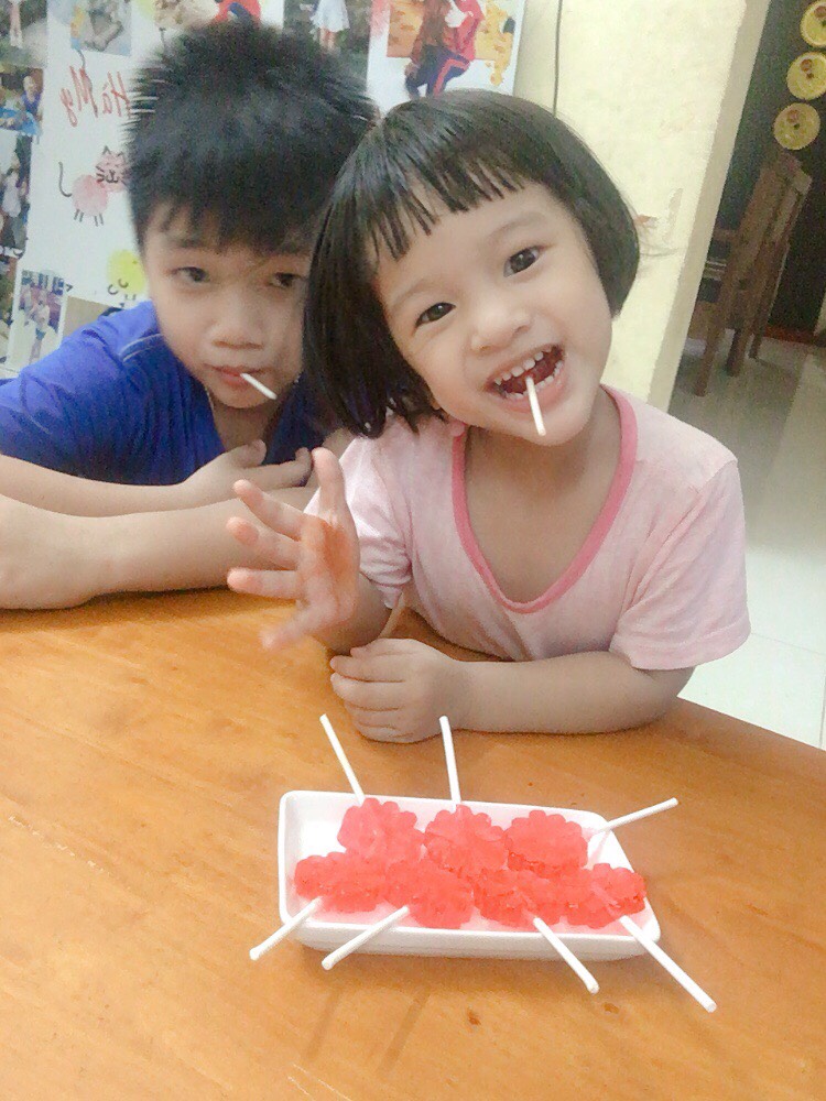 Vị dâu ngọt ngào từ chiếc kẹo mút mẹ làm khiến Nơ thích mê