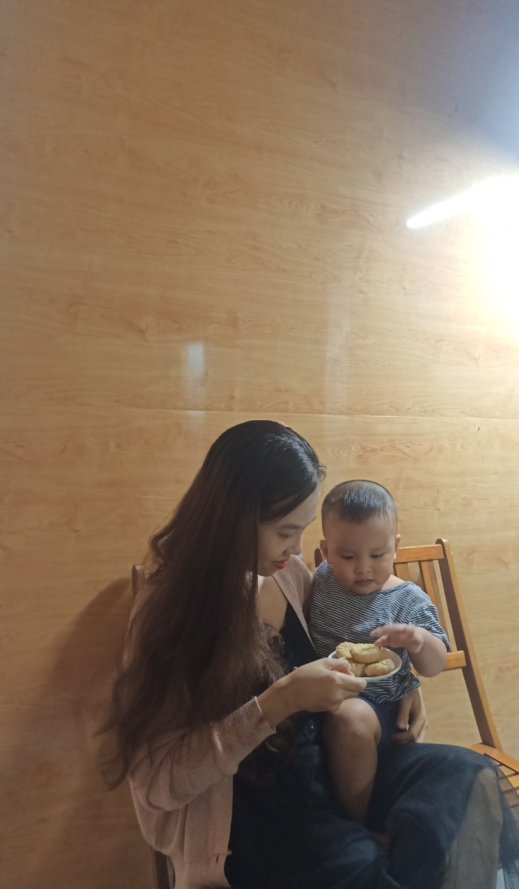 Chị Hà cùng con trai.
