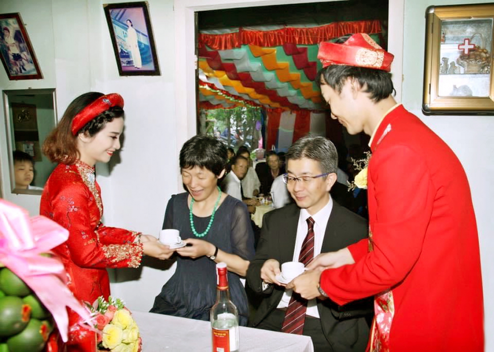 Ông bà Miyagawa (ông mặc đồ vest, bà mặc áo đầm) sang miền Trung Việt Nam ngay giữa mùa bão để cưới dâu