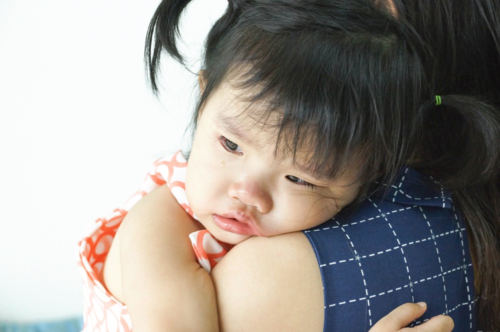 Cuộc sống áp lực khiến chị nhiều lúc cáu gắt với con mình - Ảnh minh họa