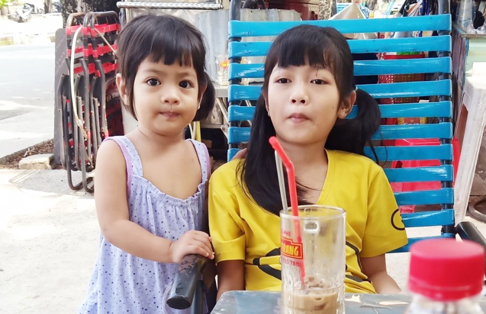 Nhớ hai con gái, anh chị lại giở hình con ra ngắm