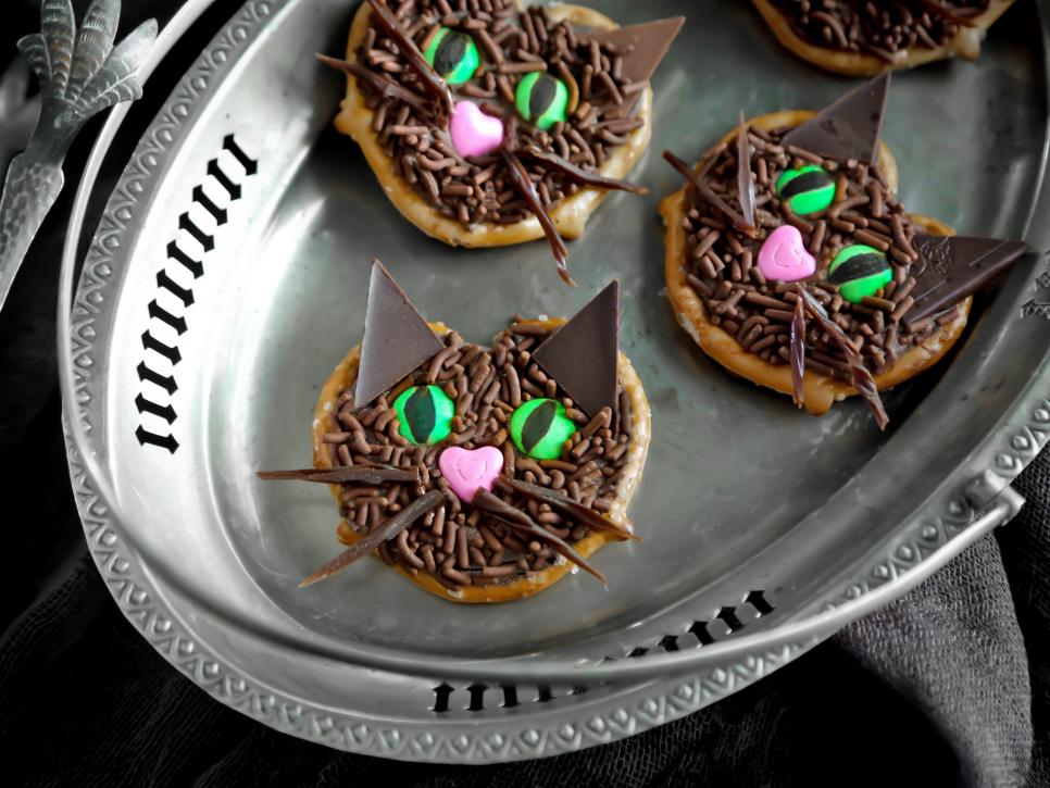 Những chú mèo Hallowen ngon lành được làm từ bánh quy và chocolate. 