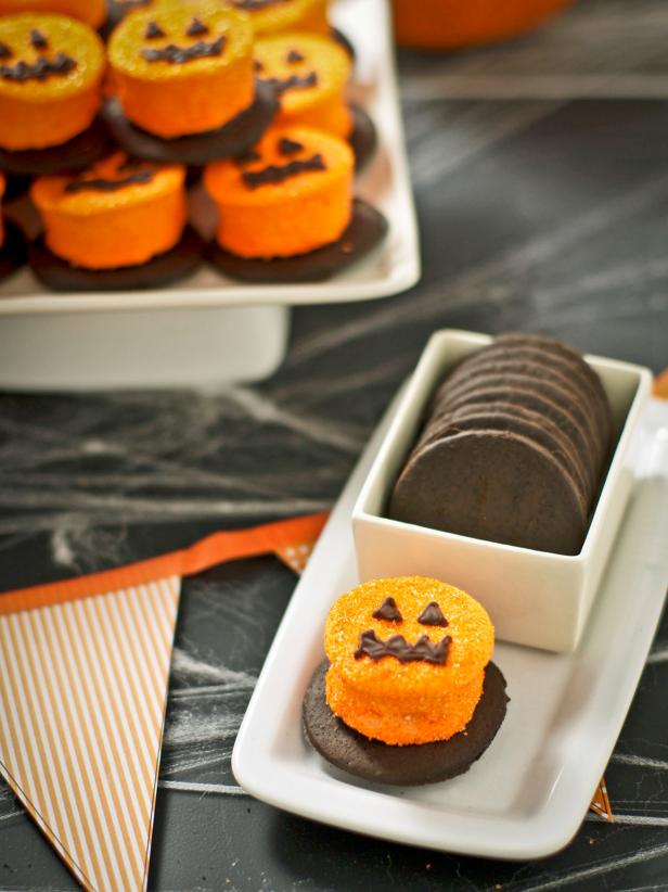 Những viên kẹo dẻo mềm mịn cộng với những chiếc bánh xốp chocolate giòn tan. Hoặc bạn cũng có thể dùng bánh chocopie để làm món bánh tương tự.