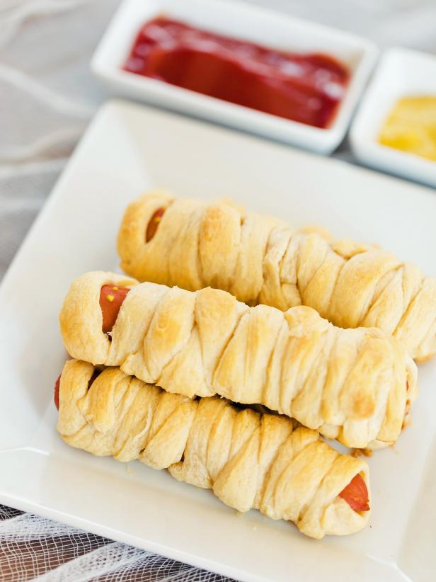 Món bánh mì xúc xích phong cách xác ướp.