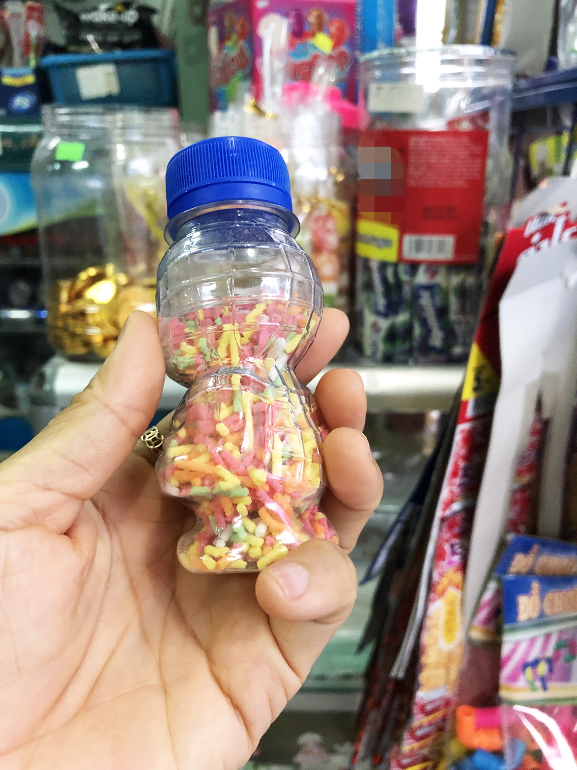 Các loại cốm màu được bán tại các tiệm tạp hóa được đựng trong hũ nhựa không nhãn mác, giá chỉ 5.000 đồng/hũ