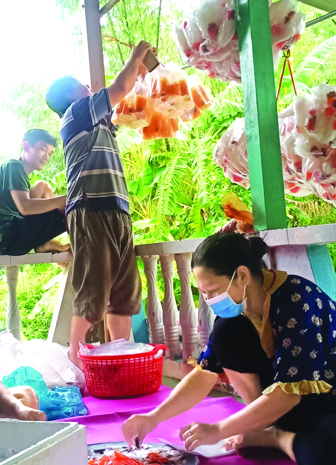 “Nhậu thì nhậu, làm thì làm”, ngoài lúc cụng ly, anh An siêng năng phụ vợ làm bánh tráng để bỏ mối