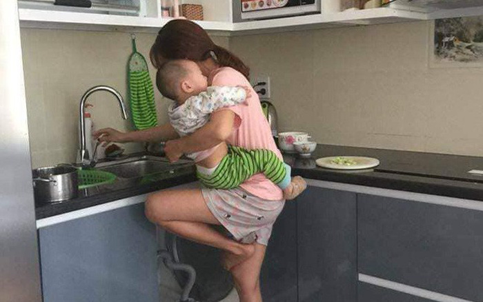 Gánh nặng con cái vẫn luôn đè lên vai phái nữ