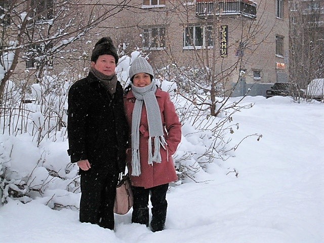 Bà theo ông đi rất nhiều quốc gia