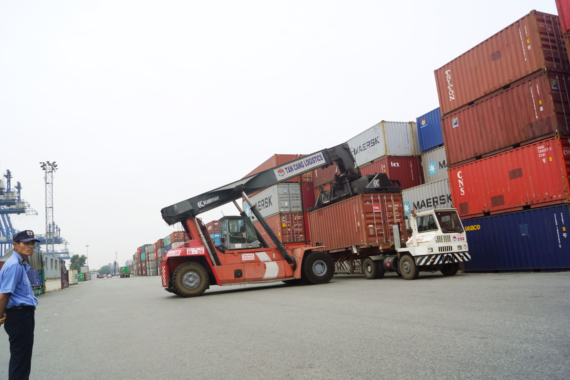 Một số doanh nghiệp phản ánh nhiều hàng hóa được tặng, tài trợ... từ nước ngoài hỗ trợ phòng, chống dịch về đến các cảng nhưng không thể thông quan vì vướng các thủ tục. (Trong ảnh: Hoạt động bốc dỡ hàng hóa ở cảng Cát Lái, TP.HCM) - ẢNH: Đ.THƯ