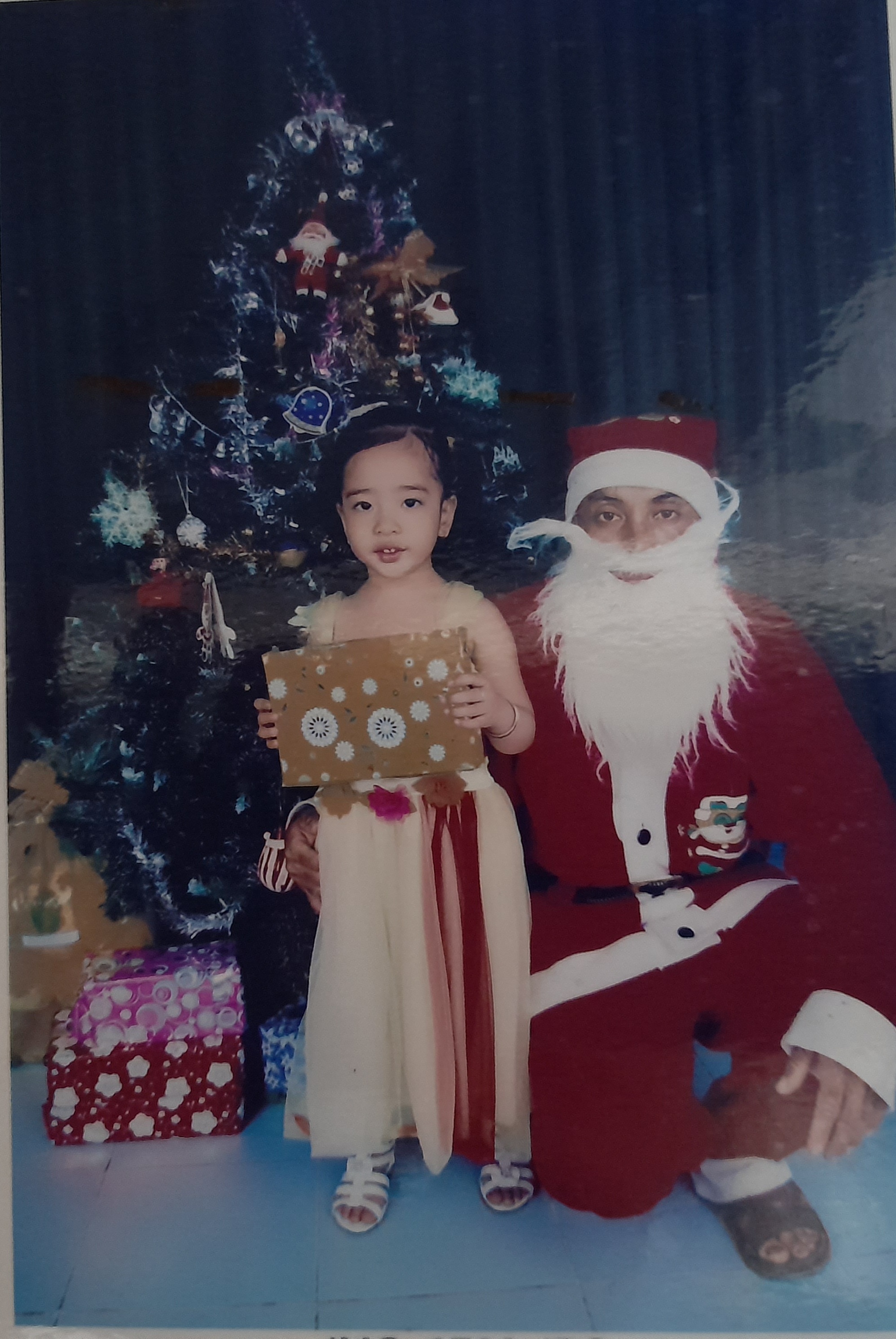 Con gái tôi hớn hở với quà Noel