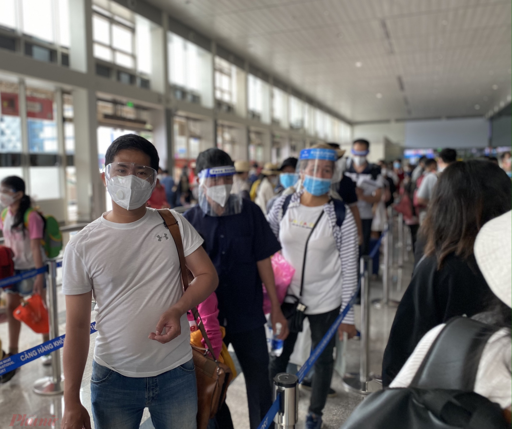 Khách hàng rồng rắn xếp hàng chờ vào cổng soi chiếu an ninh tại sân bay Tân Sơn Nhất hồi tháng 11/2021, sân bay này nhộn nhịp trở lại. Ảnh: Quốc Thái