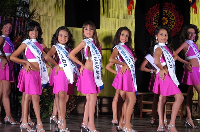 Các cô bé trong lò đào tạo hoa hậu ở Venezuela