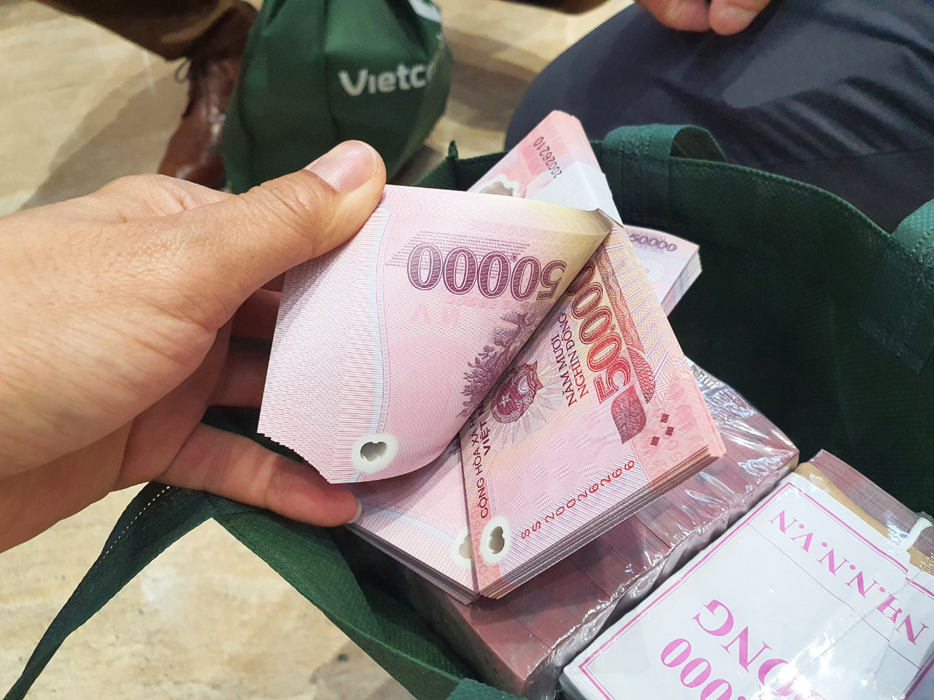 Nếu có nhu cầu đổi tiền, người dân có thể đến các ngân hàng nơi mình có tài khoản