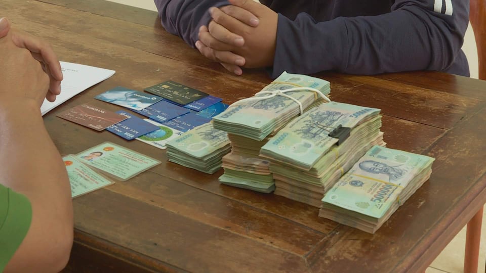 Cơ quan công an thu giữ nhiều tang vật trong quá trình khám xét chỗ ở của đối tượng