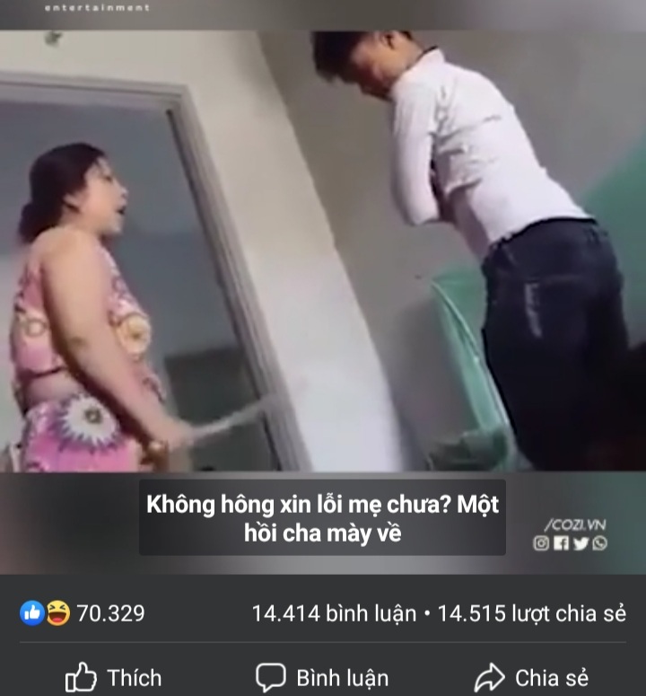 Chàng trai bị mẹ phạt đòn (Ảnh chụp từ clip)