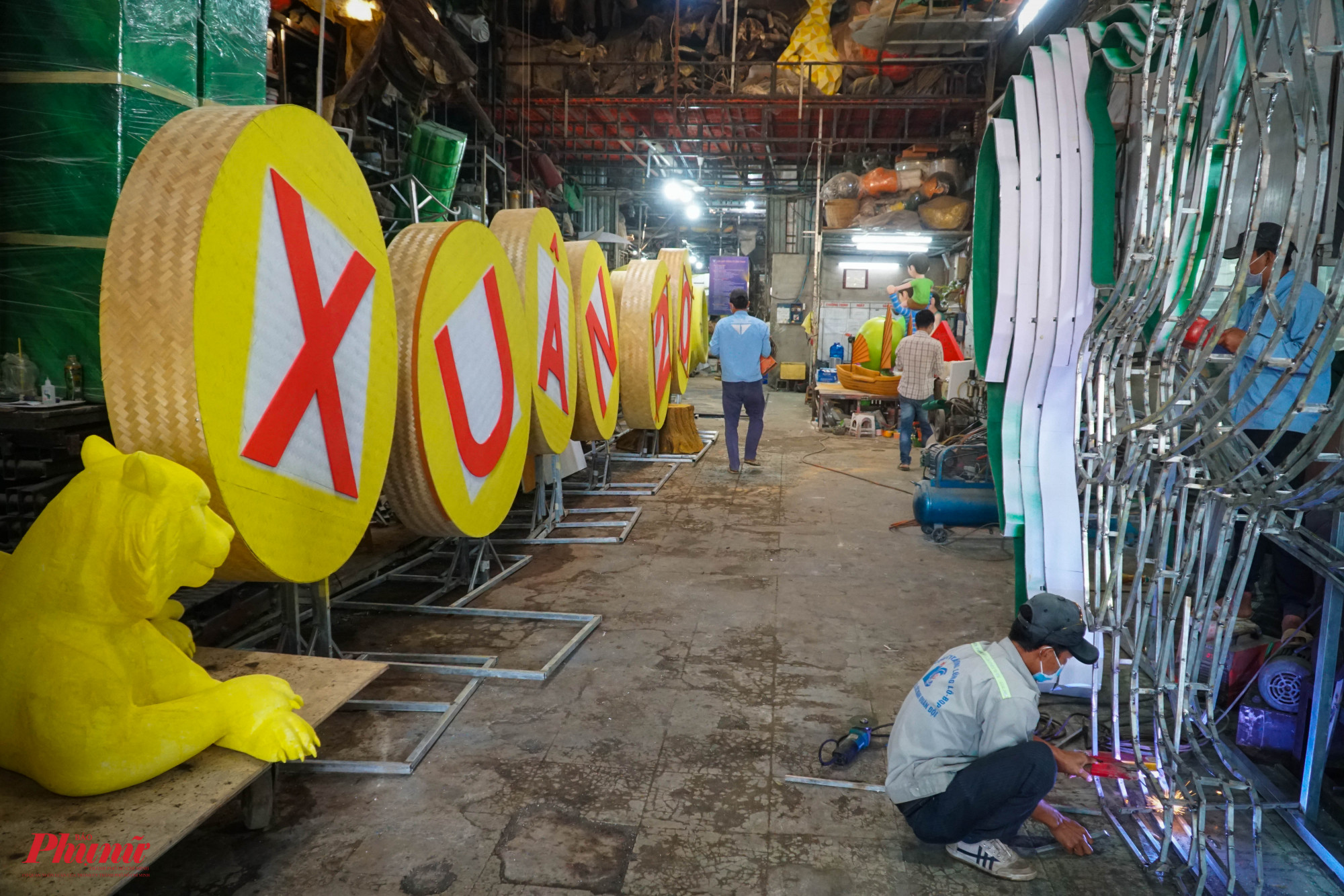 Hơn 2 tháng ròng, các công nhân thay nhau làm ngày đêm để kịp tiến độ