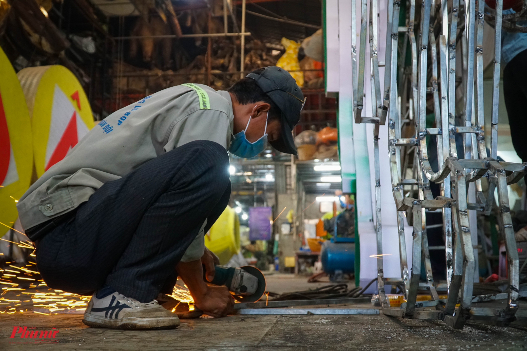 Mỗi người một việc, việc nặng nhọc thì các thanh niên sẽ đảm trách