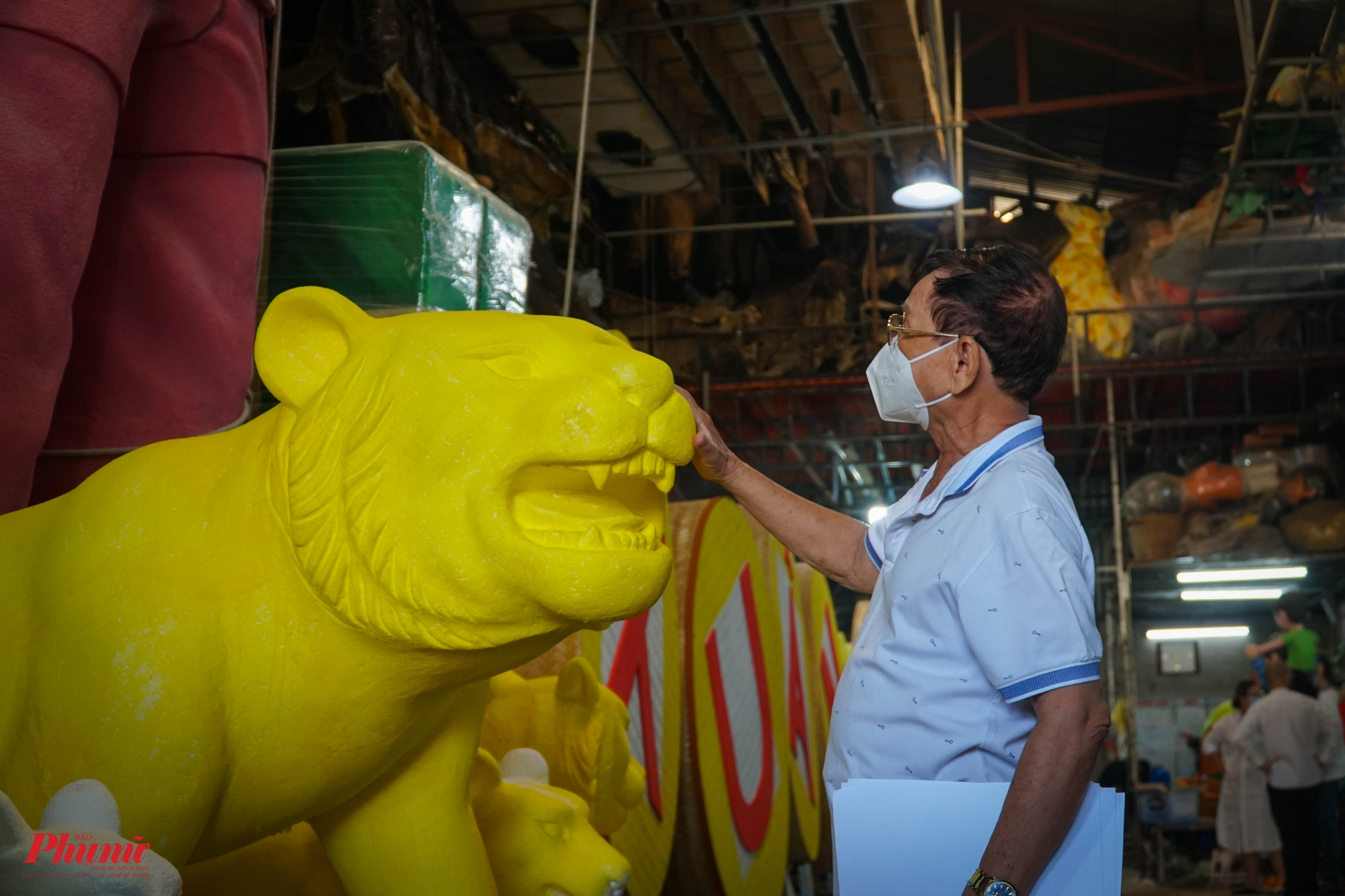 Nghệ nhan Vưn Tòng kiểm tra các linh vật