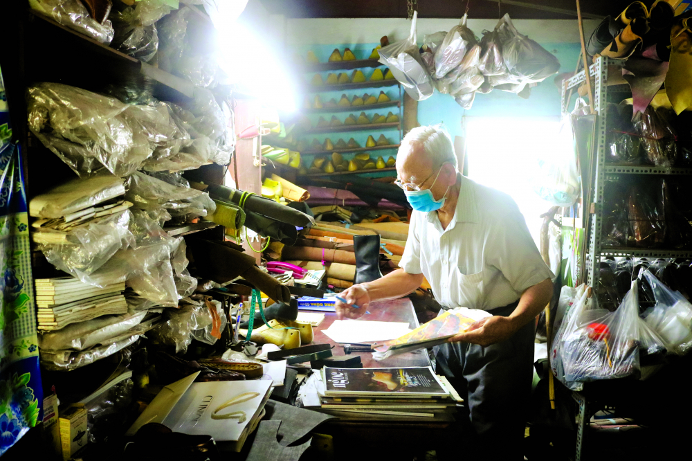 Ngày ngày, cụ vẫn cần mẫn vẽ mẫu, cắt may, gò giày...