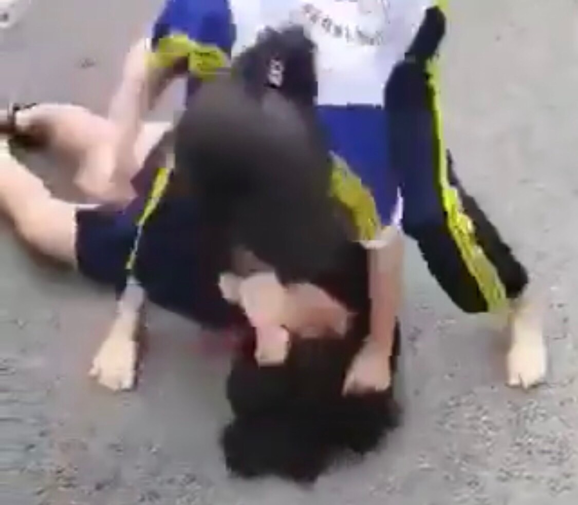 Nữ sinh lớp 7 bị đánh hội đồng- Ảnh cắt từ clip