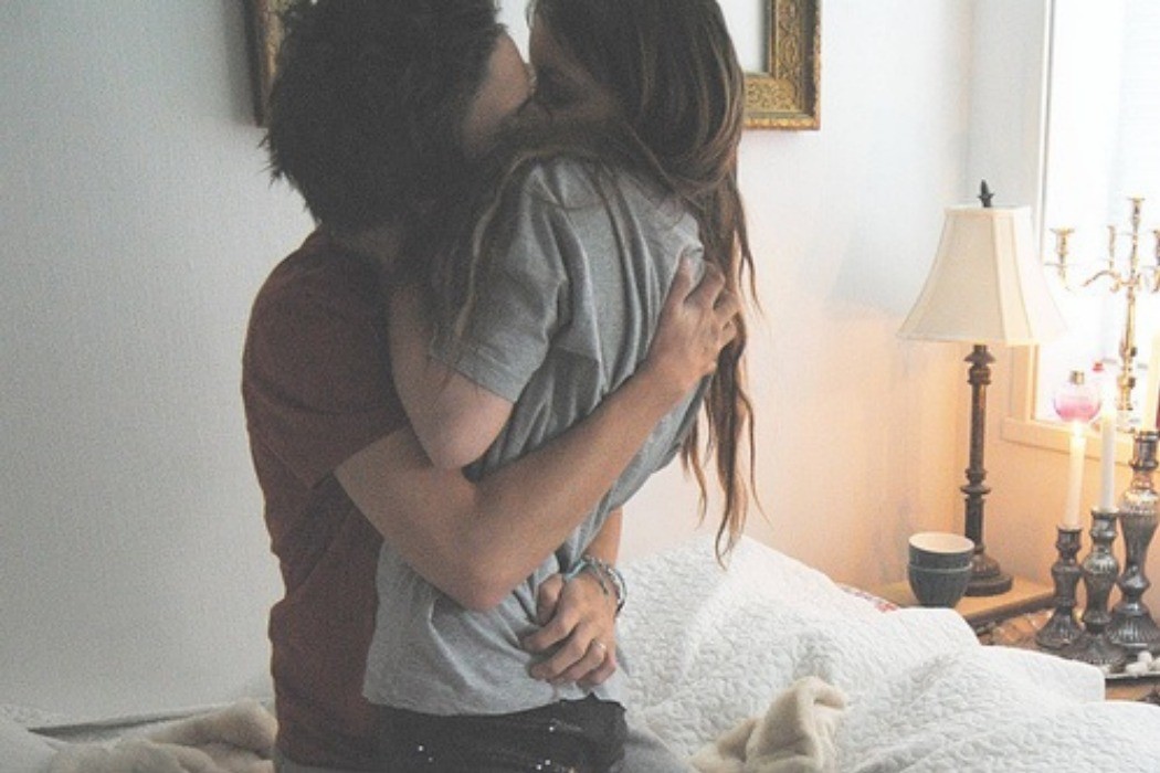 Giang cứ nghĩ vợ chồng chung đụng rồi sẽ có ngày tiến bộ chuyện gối chăn - Ảnh minh họa